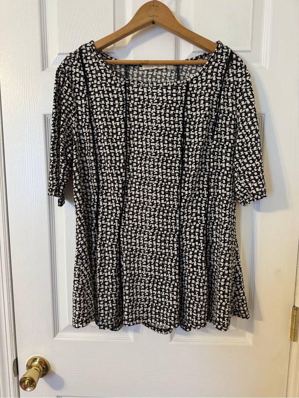 Women’s Black and White Geometric Swing Tunic